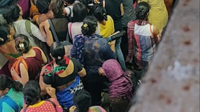 تزاحم لا يصدق للنساء على قطار مومباي (فيديو وصور)