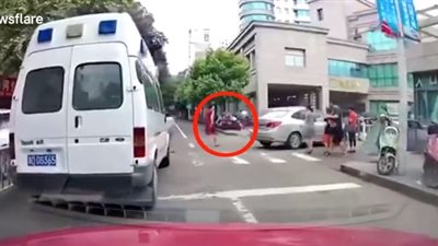 «باروكة شعر» تضع امرأة في موقف محرج (فيديو)