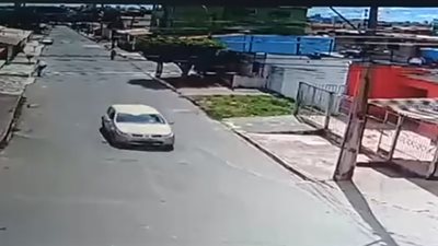 فتاة تلقن لصا حاول سرقتها درسا قاسيا (فيديو)