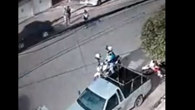 نهاية مفجعة لفتاة متهورة حاولت عبور الطريق (فيديو)