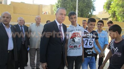 بالفيديو والصور.. محافظ قنا يعنف مدير مدرسة لتدني مستوى النظافة