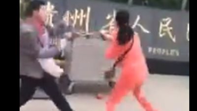 رد فعل صادم لبائع على وصف فتاتين طعامه بـ «المقرف» (فيديو)