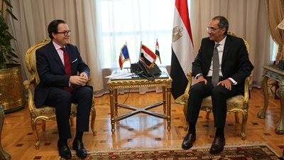 وزير الاتصالات يبحث مع سفير فرنسا فرص التعاون في تكنولوجيا المعلومات