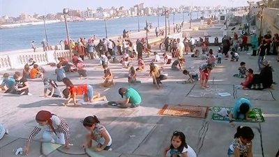 أطفال دمياط على الأسفلت لتنشيط السياحة برأس البر (صور)
