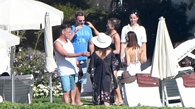 بالصور.. جينفر انيستون تستعين بعامل مكسيكي لوضع كريم الشمس