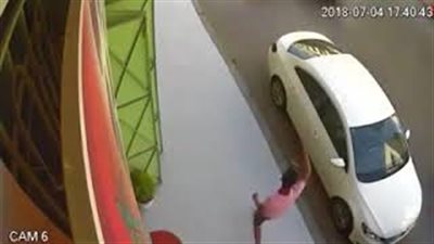 لحظة اعتداء لص بسكين على امرأة داخل سيارتها لسرقتها (فيديو)