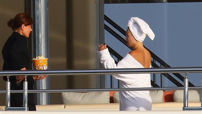 بالصور.. كيت هدسون ترتدي الروب على متن يخت في فرنسا