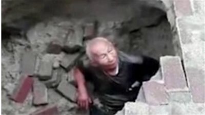 لحظة انشقاق الأرض وابتلاعها رجلا بالصين (فيديو وصور)