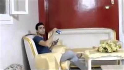 بالفيديو.. رد فعل شاب سرق أخوه مشروبه الغازى من الثلاجة