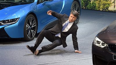 بالفيديو والصور.. لحظة سقوط الرئيس التنفيذى لـ «BMW»