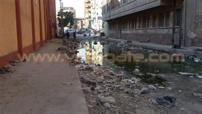 بالصور.. محيط مدرسة البارودية الصناعية تحول لبحيرة من الصرف الصحي