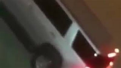 رد فعل غير متوقع لفتاة سعودية اصطدمت سيارتها في عمود إنارة (فيديو)