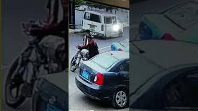 لحظة سرقة لص هاتف من يد فتاة تجلس داخل السيارة (فيديو)