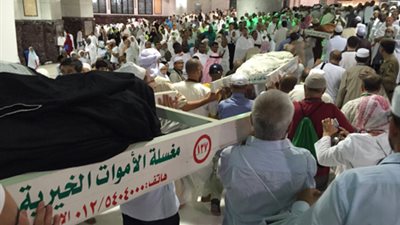 بالصور.. مراسم دفن شهداء «رافعة الحرم المكي»