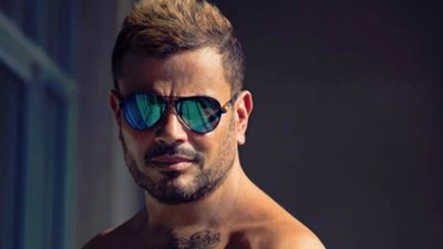 «لوك» عمرو دياب الجديد يثير سخرية مستخدمي مواقع التواصل.. روان: عامل زي ريكو في حاحا وتفاحة.. محمود: الأُسطى كهربائي سيارات.. ومريم: عشان يبقى لون شعره زي دينا الشربيني