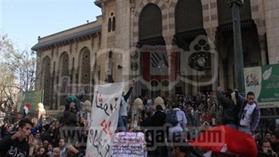 العشرات يتجمعون أمام 