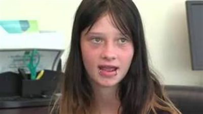 بالفيديو والصور.. أب يستمع لدقات قلب ابنته المتوفاة داخل صبي