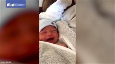 بالفيديو والصور.. رضيع يخدع خالته بشكل طريف