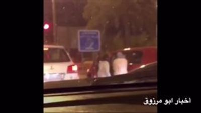 بالفيديو.. فتاتان تعتديان على سائق سيارة بالضرب في الكويت
