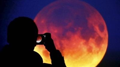 أستاذ بمعهد البحوث الفلكية يحذر المواطنين من خسوف القمر