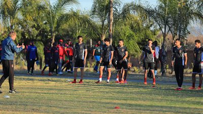 لاعبو فريق «بي دي إف» يحضرون مران الأهلي في بوتسوانا