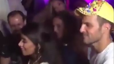 سيسك فابريجاس يرقص على أنغام عمرو دياب في حفل زفافه (فيديو)