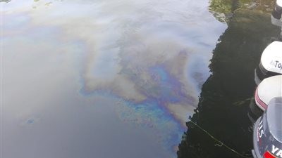 البيئة: السيطرة على بقعة رقيقة من السولار بنيل الأقصر