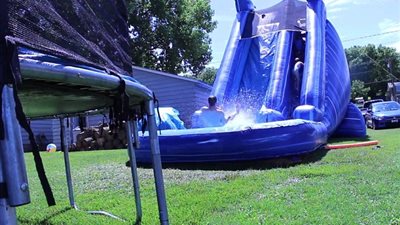 بالفيديو والصور.. أب يتعرض لسقطة محرجة أمام أطفاله