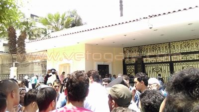 بالفيديو.. الأمن يتفاوض مع أولياء الأمور المتظاهرين أمام «التعليم»