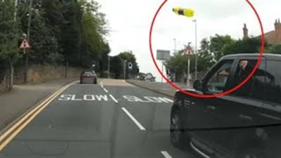 بالفيديو.. سائق يعرض سيارة آخر للخطر بسبب «زجاجة غازية»