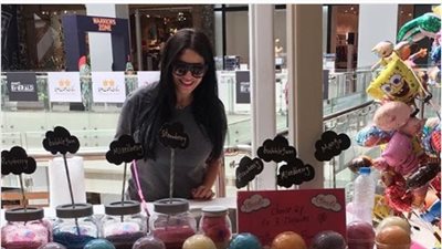 أحمد الفيشاوي يفاجئ الجمهور بأول صورة لزوجته