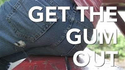 بالفيديو.. أسهل طريقة لإزالة العلكة الملتصقة بالملابس