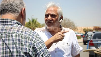 بالصور.. أشرف زكي ومحمود سعد يشاركان في جنازة محمد خان