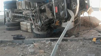 انتظام حركة السيارات بعد رفع حطام انقلاب سيارة أعلى كوبري العاشر