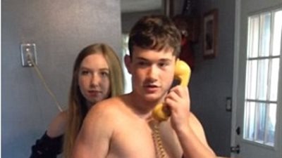 رد فعل مراهقين يحاولون تشغيل هاتف بقرص دوار (فيديو وصور)