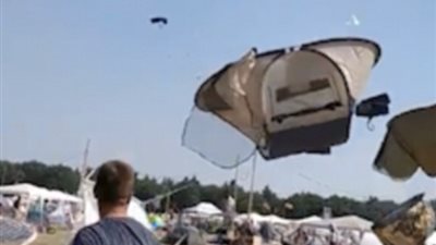 رياح تطيح بخيام رواد أكبر مهرجان موسيقي في العالم (فيديو وصور)