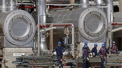 العقود الآجلة للنفط تغلق مرتفعة مع تراجع الدولار