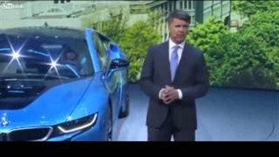 بالفيديو.. لحظة سقوط المدير التنفيذي لشركة «BMW» خلال مؤتمر صحفي