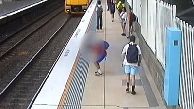 كرة تعرض حياة صبي للخطر بمحطة مترو (فيديو)