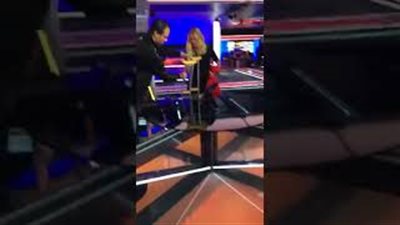 لحظة دخول مذيعة العربية الاستوديو على «عكازين» (فيديو)