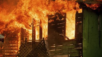 تدمير 22 منزلا وفرار آلاف السكان في حرائق الغابات بشمال كاليفورنيا (فيديو)