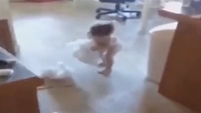 بالفيديو.. أطرف رد فعل لطفلة تحاول الهرب من والدتها
