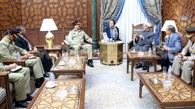 بالفيديو.. شيخ الأزهر يستقبل رئيس الأركان البرية بباكستان