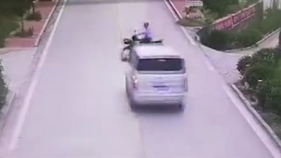 رد فعل صادم لسائق دراجة تسبب في حادث تصادم مروع لسيارة (فيديو)