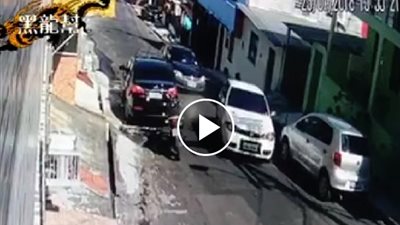 لحظة سرقة لصين سيارة وإطلاق النار على صاحبها (فيديو)