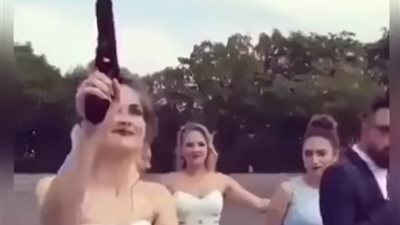 عروس تحتفل بزفافها بطريقة غير متوقعة (فيديو)