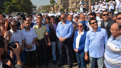 محافظ الجيزة يشارك 400 شاب وفتاة حملة نظافة بشوارع إمبابة
