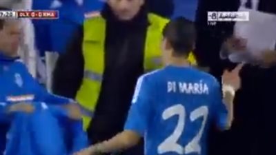 بالفيديو..«دي ماريا» يخلع قميص الريـال ويغادر الملعب اعتراضا على تغييره