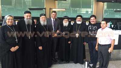 بالصور.. أسقف الشباب يعود للقاهرة بعد زيارة بريطانيا