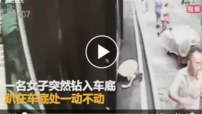 فتاة تحاول الانتحار أسفل حافلة (فيديو)